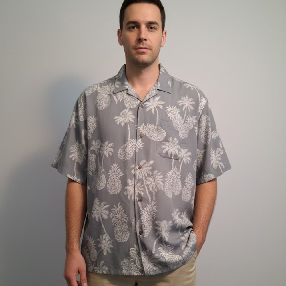 🔥 $10 each or 2/$15 Oak Hill Gray & White Casual Shirt with Tropical Print